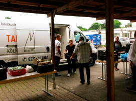#tafel #foodsharing #lebensmittel  #essen #togoodtogo #helfen #solibund #porz - Alle helfen mit, der Unterstand hält auch bei Regen trocken